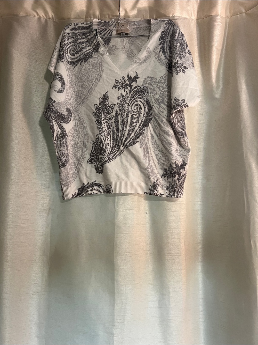 Sioni White V-Neck Paisley Short Sleeve Top
